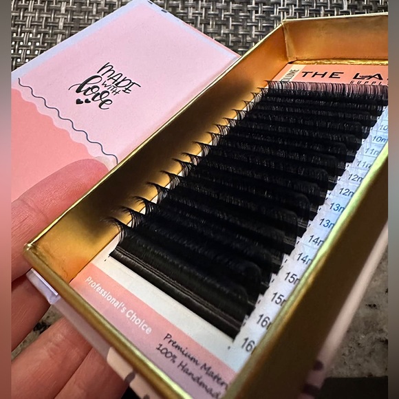 THE LASH SUPPLY | Premium Volume Eyelash Extension Professional Supplies - Picture 8 of 10